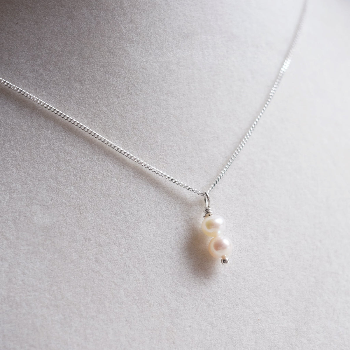 Collier en argent sterling composé de deux petites perles d'eau douce blanche