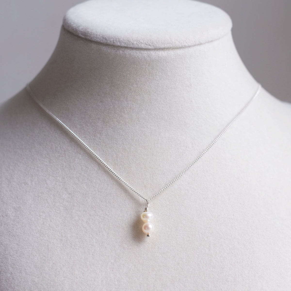 Collier en argent sterling composé de deux petites perles d'eau douce blanche