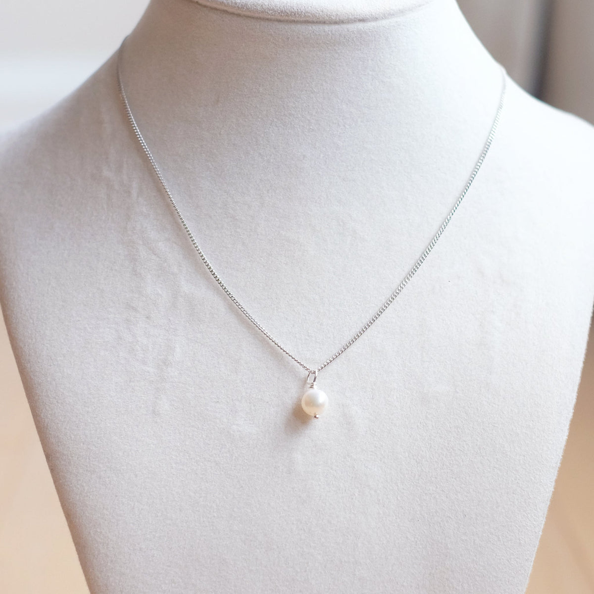Collier en argent sterling composé d'une perle blanche