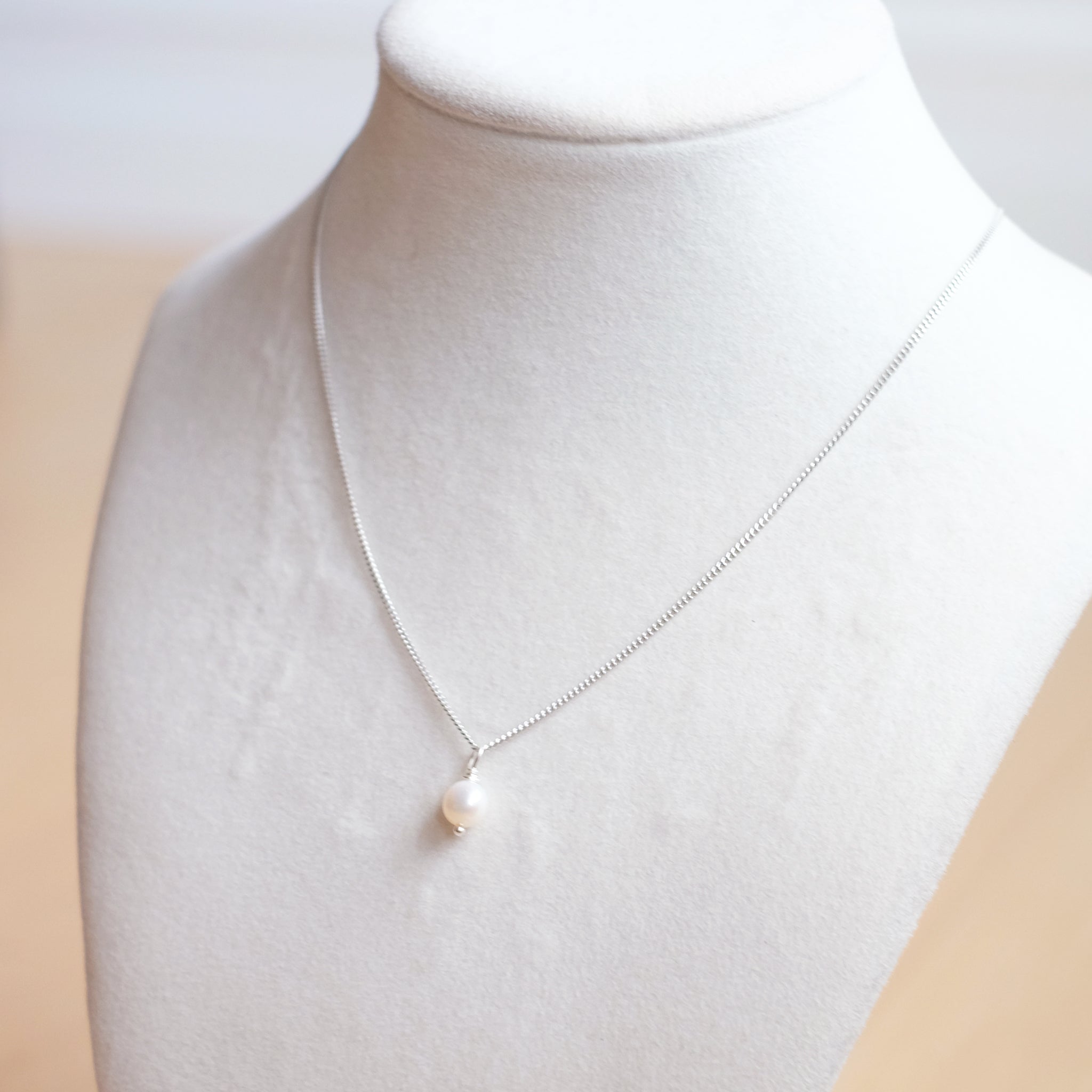 Collier en argent sterling composé d'une perle blanche