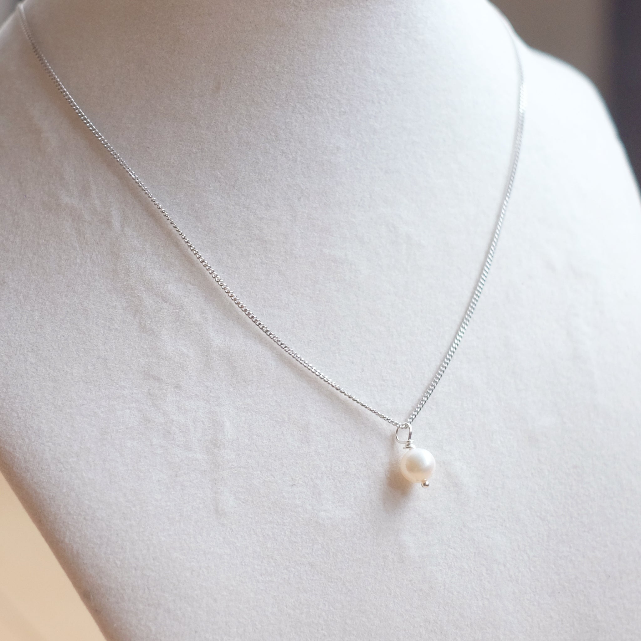 Collier en argent sterling composé d'une perle blanche