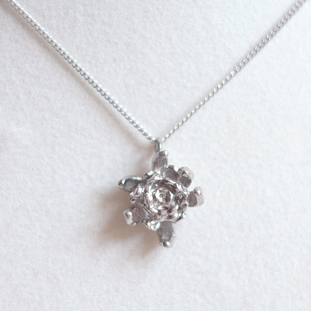 Chrysanthème – Collier en argent sterling plaqué rhodium