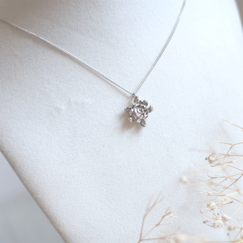 Chrysanthème – Collier en argent sterling plaqué rhodium