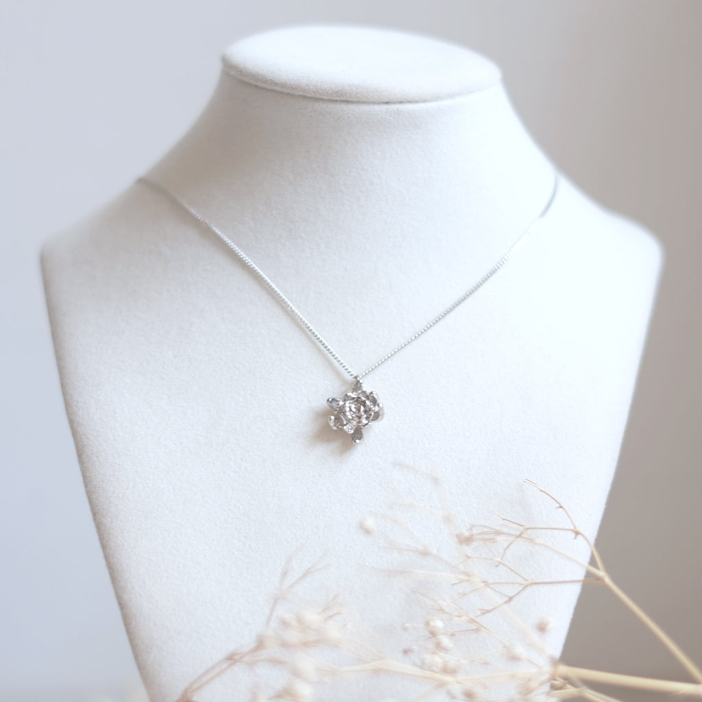 Chrysanthème – Collier en argent sterling plaqué rhodium