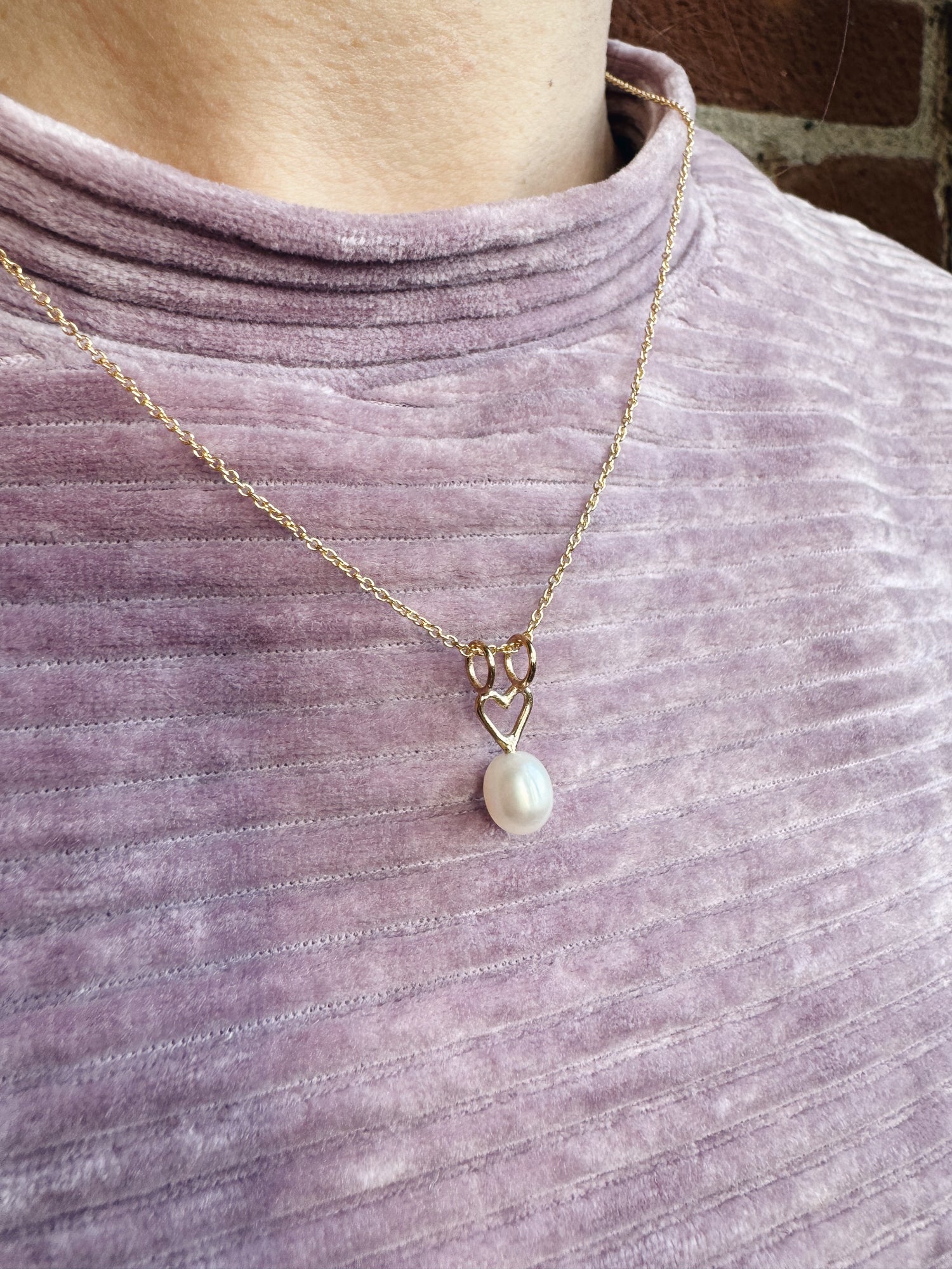 Collier avec breloque coeur et grosse perle blanche