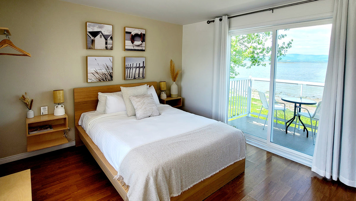 Overnight stay and a drink for 2 people - La Plage Motel