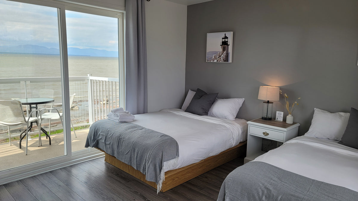 Overnight stay and a drink for 2 people - La Plage Motel