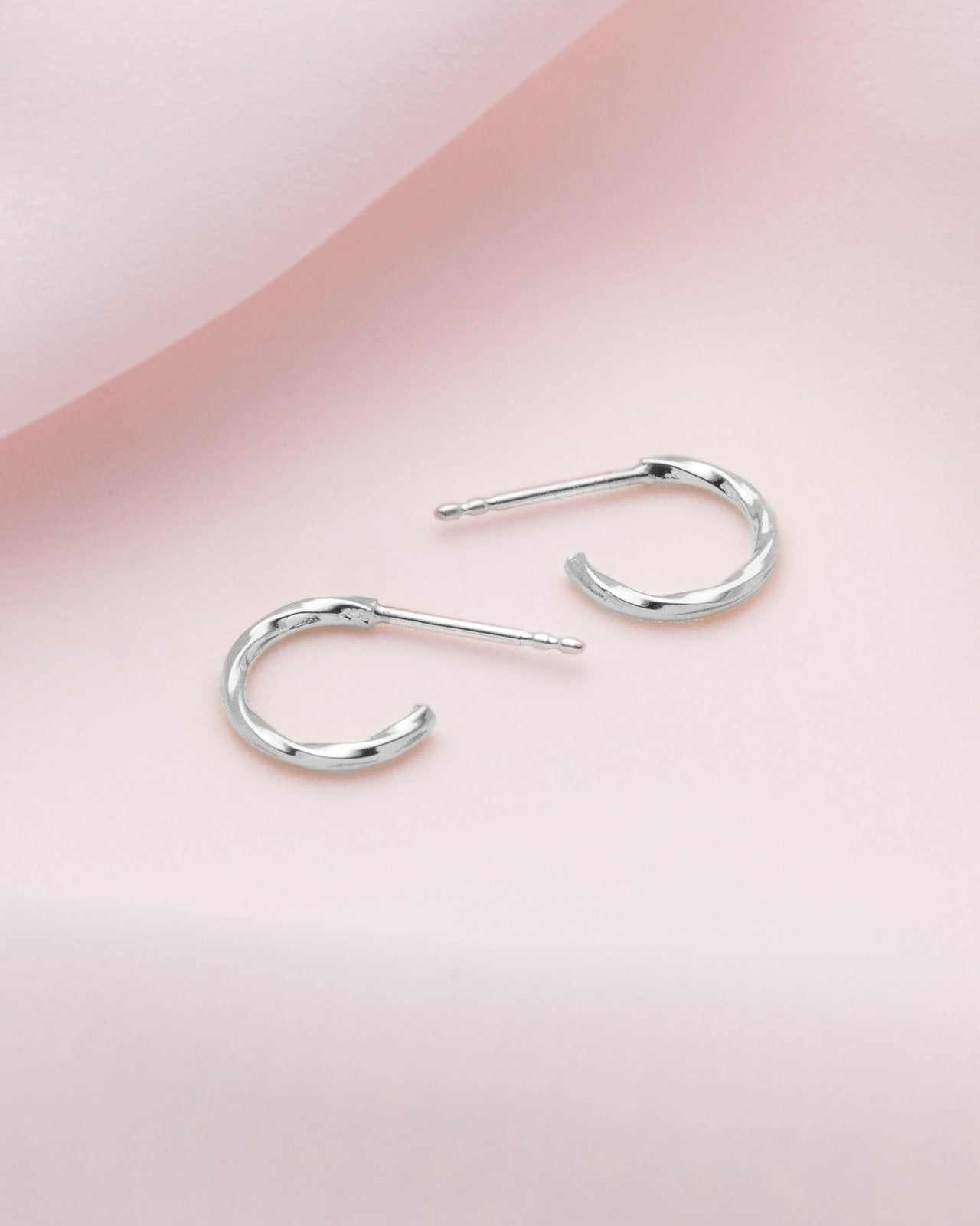 Boucles d'oreilles Créoles Perles Blanches - Élégance intemporelle et raffinement contemporain