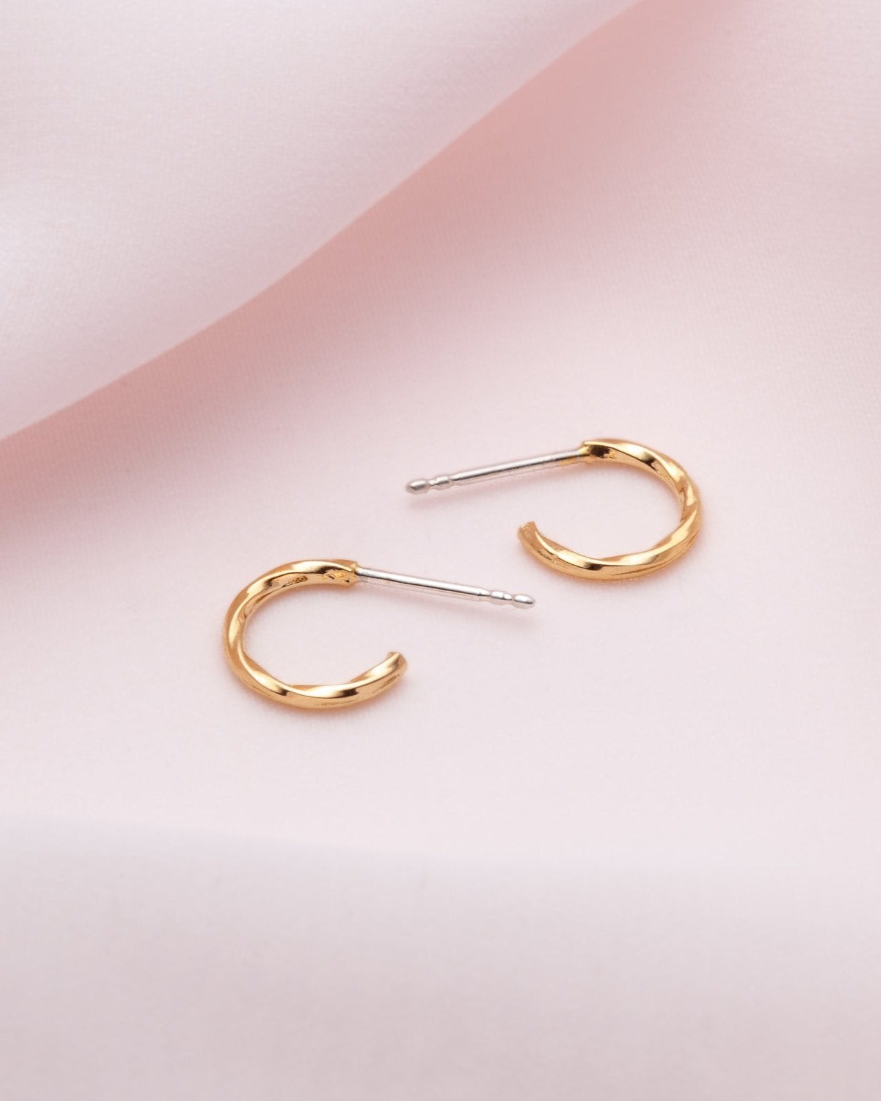 Boucles d'oreilles Créoles Perles Blanches - Élégance intemporelle et raffinement contemporain