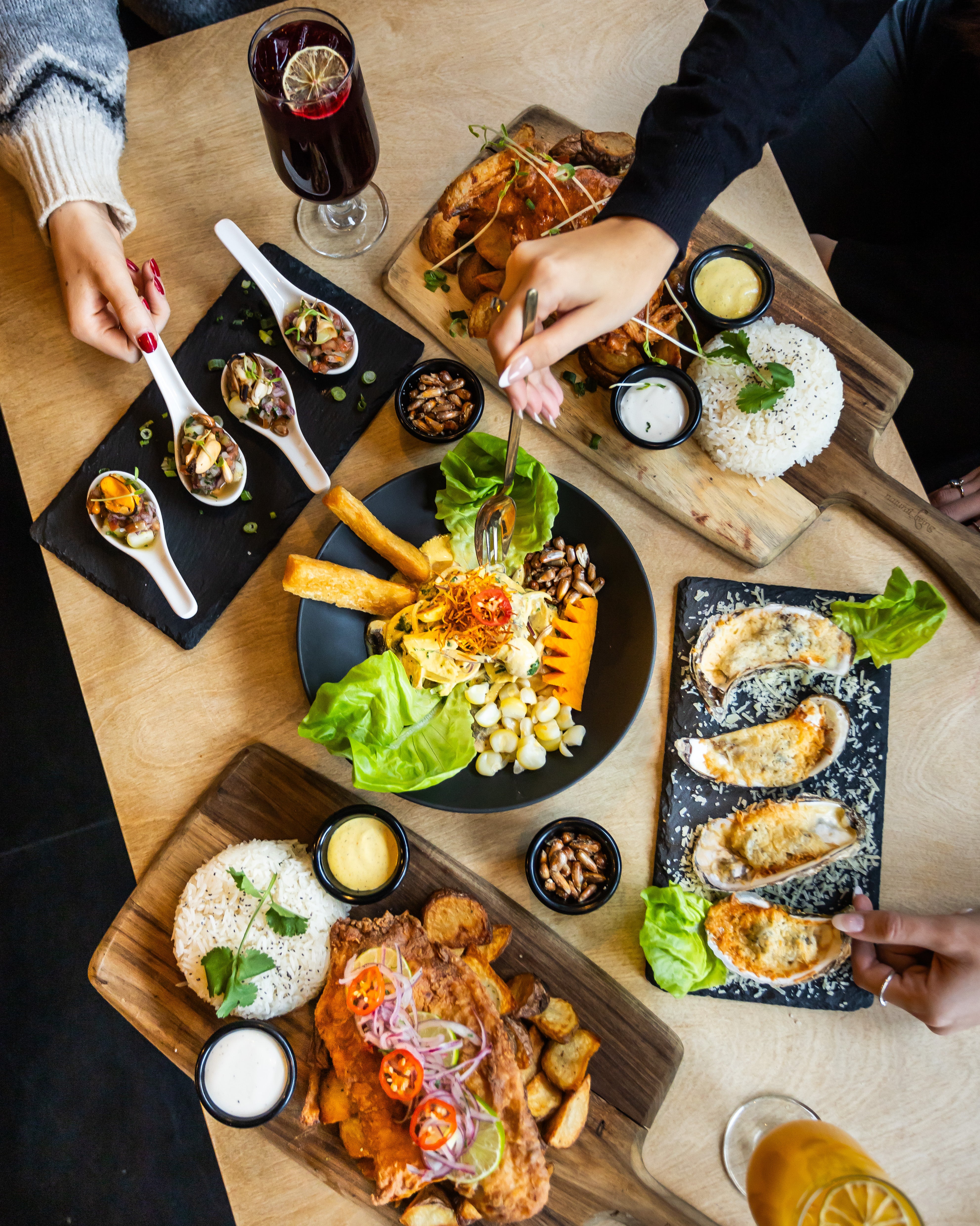 PLaisir pour deux-Entrée, plat principal et une bouteille de vin pour 2 personnes - Resto-Bar Lima