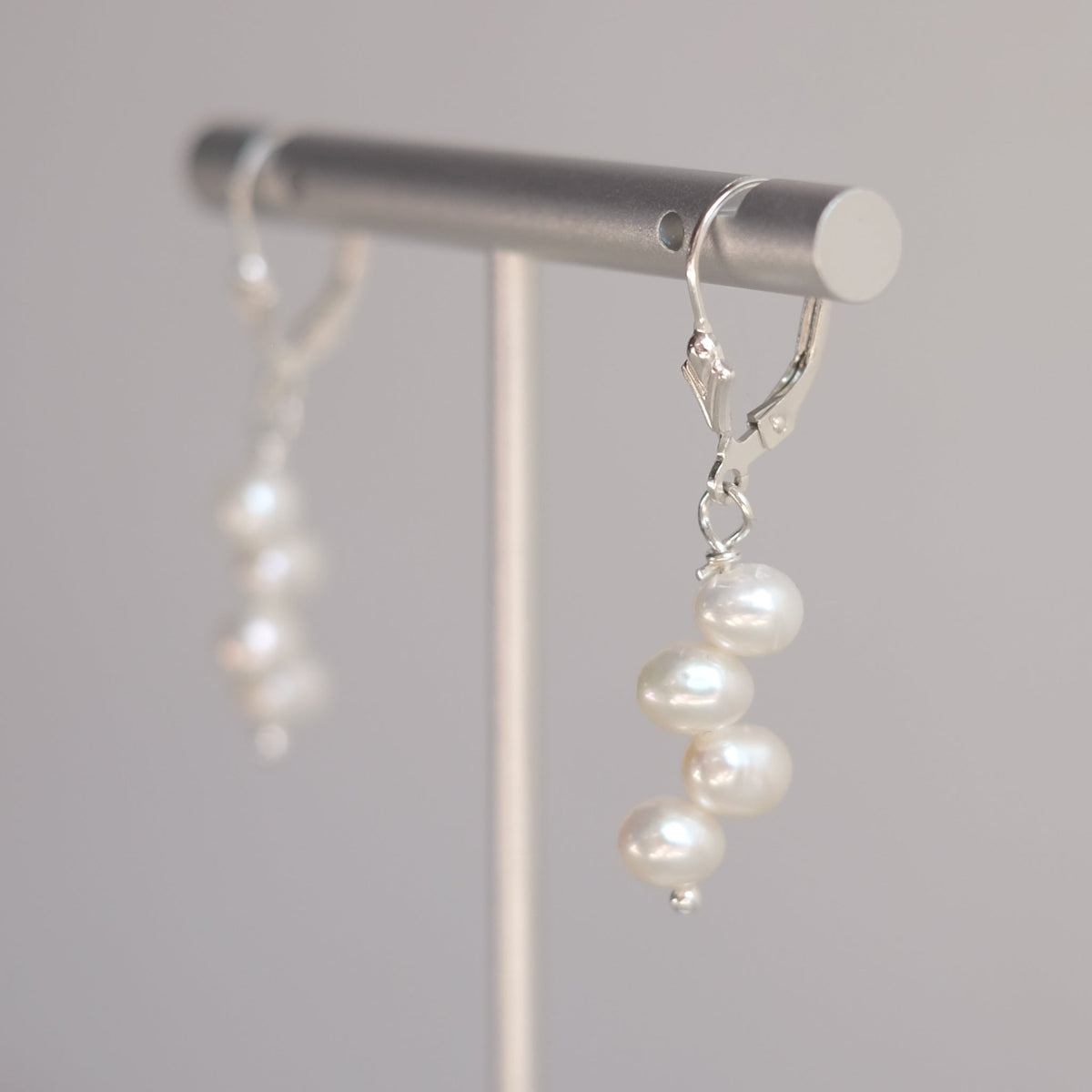Boucles d'oreilles quatre perles d'eau douce crème