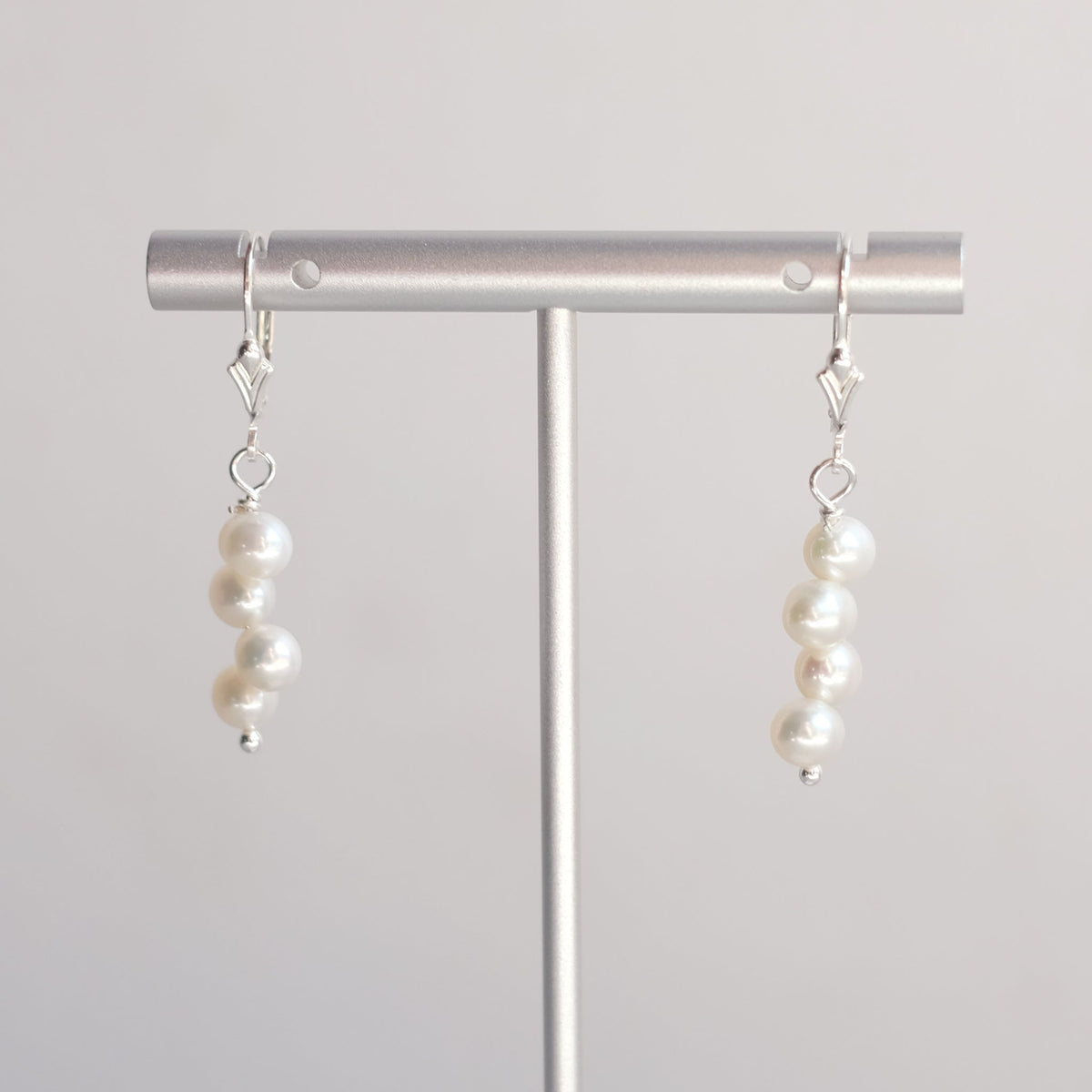 Boucles d'oreilles quatre perles d'eau douce crème
