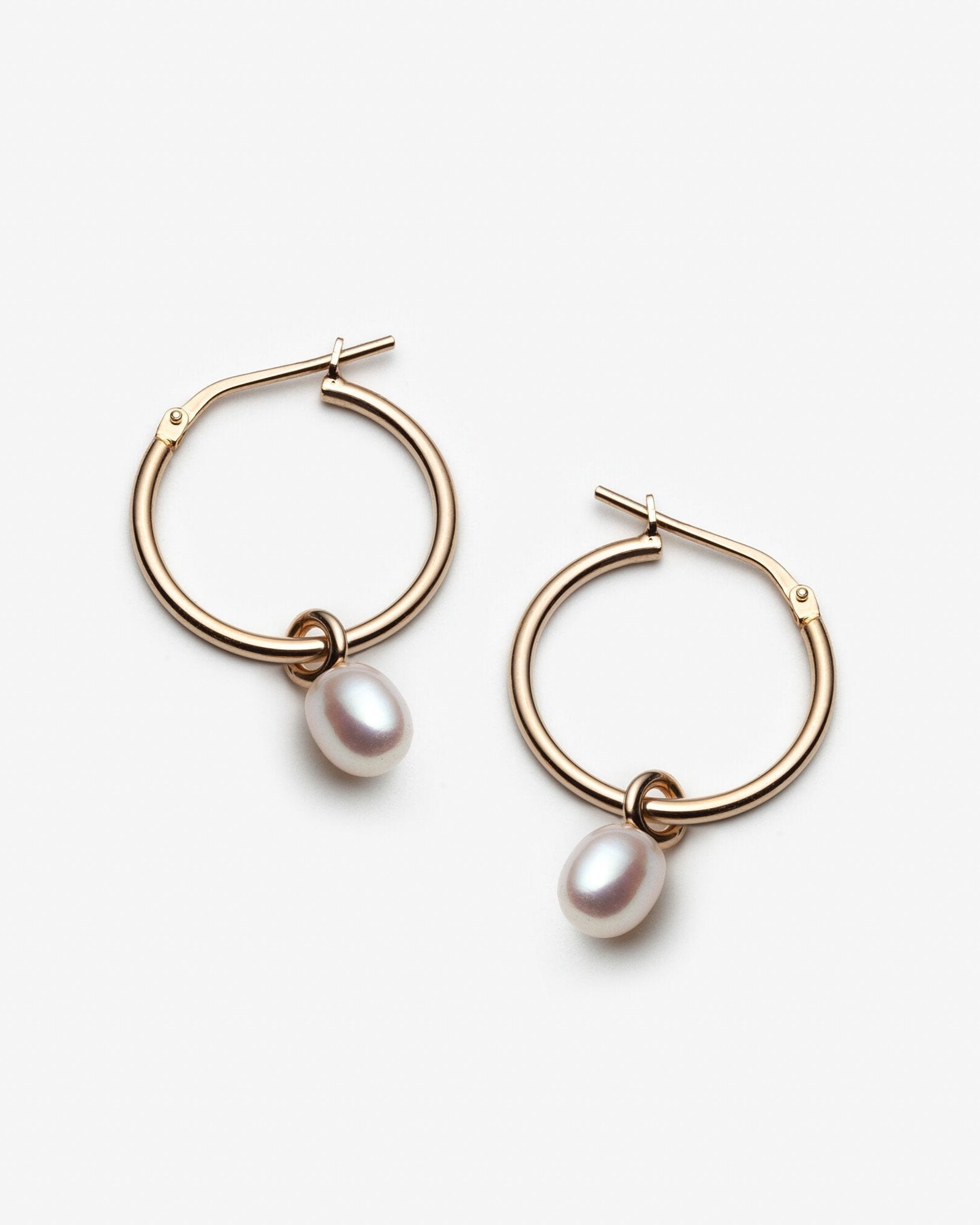 Idola - Earrings with medium freshwater pearls