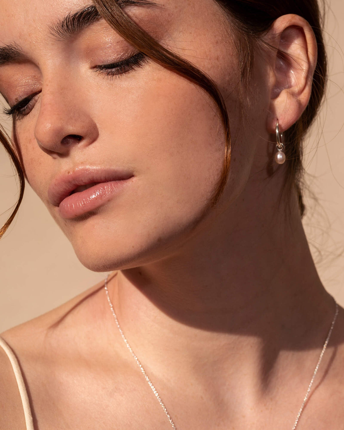 Idola - Earrings with medium freshwater pearls