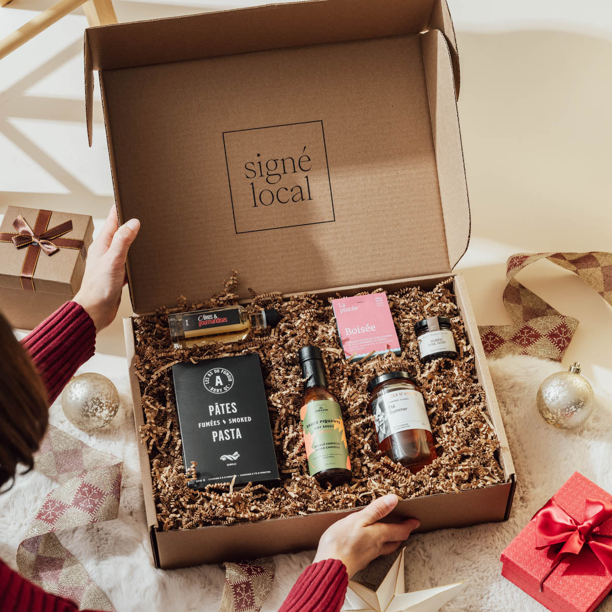 Coffret Le Chef Signé Local ouvert : pâtes fumées Les As du Fumoir, sauce piquante Mi Corazón, purée d'ail noir, miel d'été Miels d'Anicet, épices La Pincée et vinaigrette balsamique
