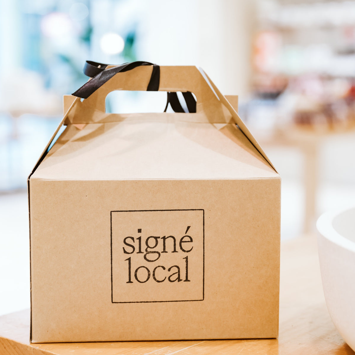 Coffret Pause café Signé Local dans sa boîte à pignon kraft fermée au ruban noir