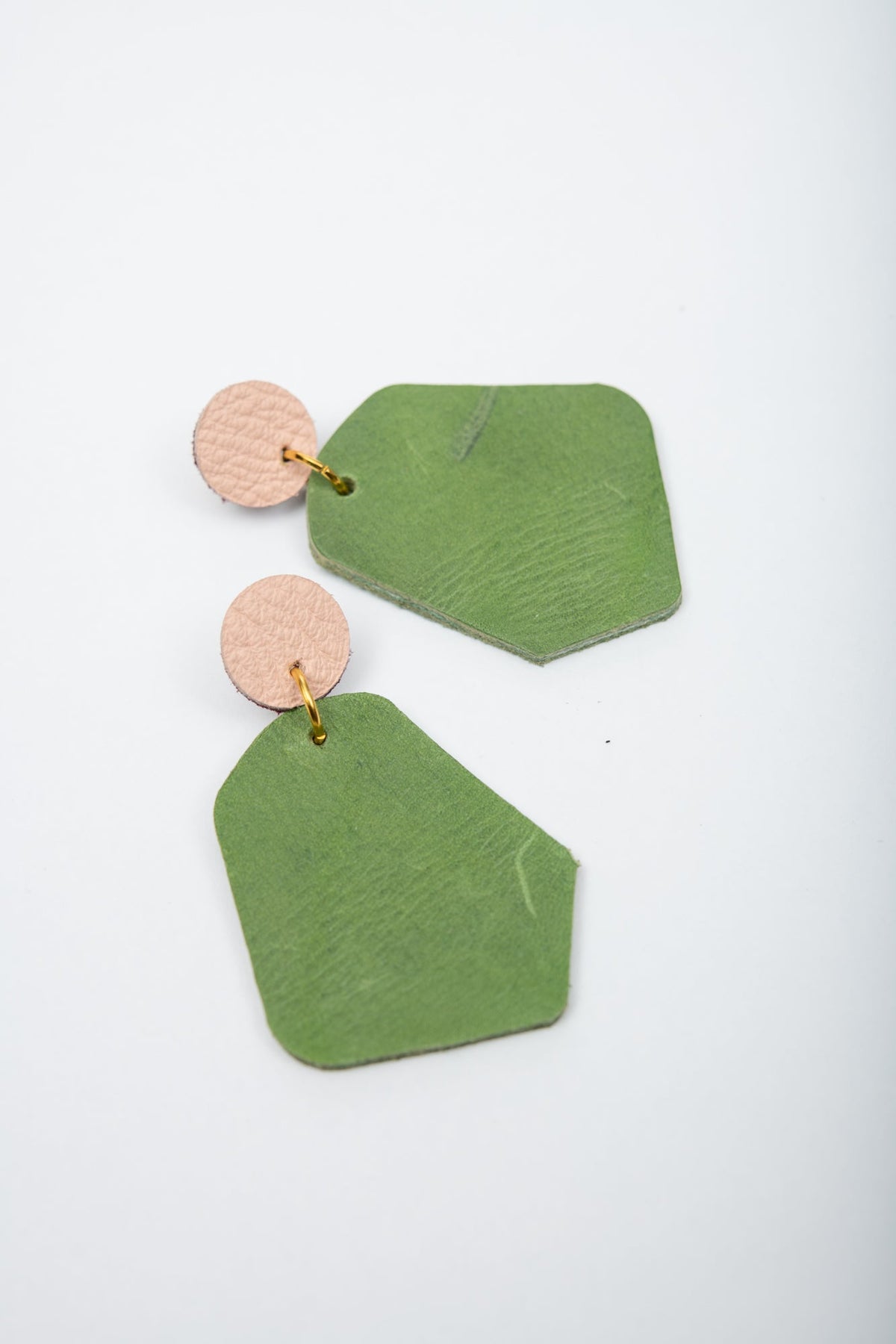 Granges boucles d'oreilles géométriques en cuir modèle DÉLIMA