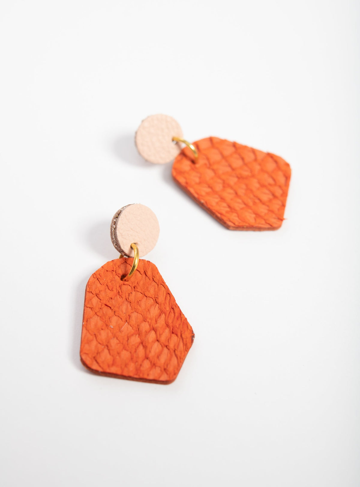 Granges boucles d'oreilles géométriques en cuir modèle DÉLIMA