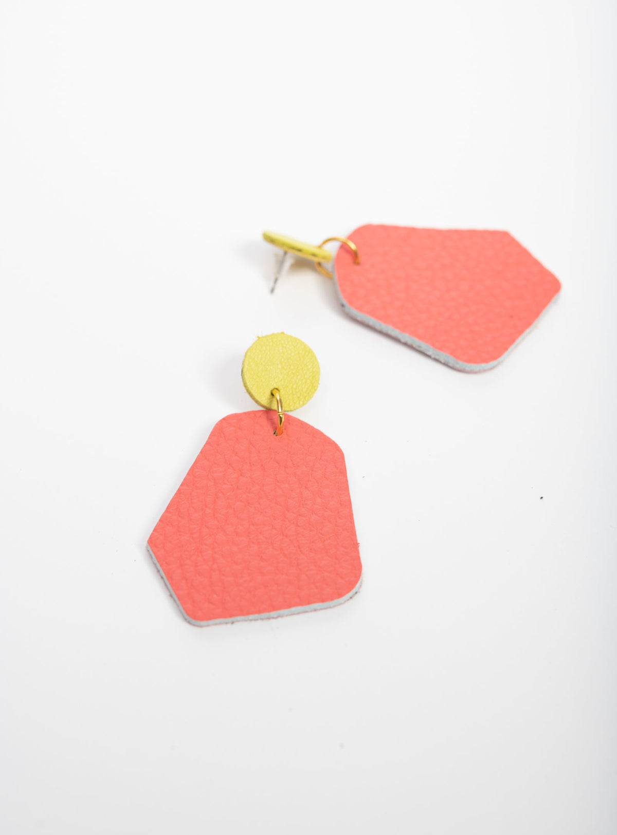 Granges boucles d'oreilles géométriques en cuir modèle DÉLIMA