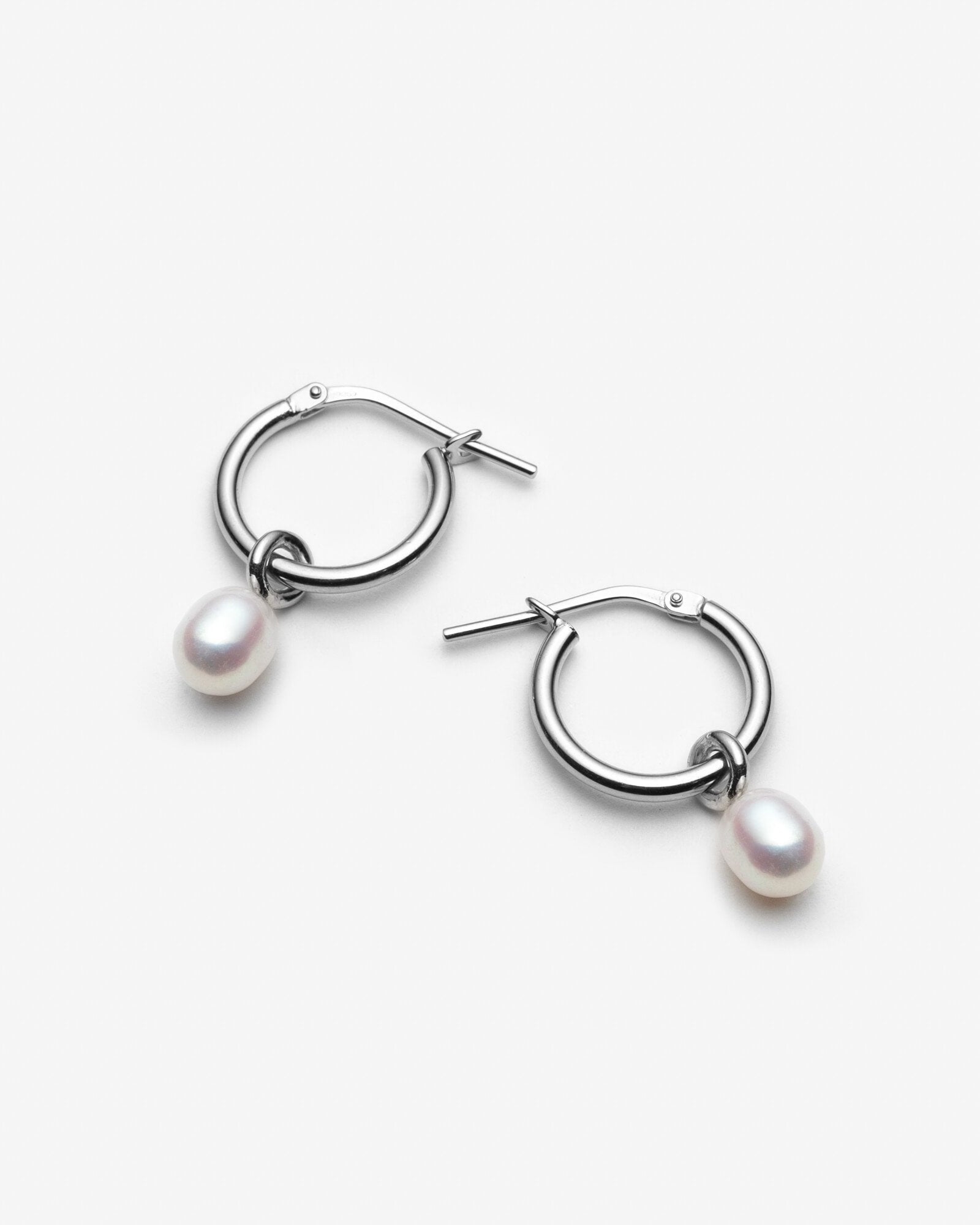 Idola - Earrings with medium freshwater pearls