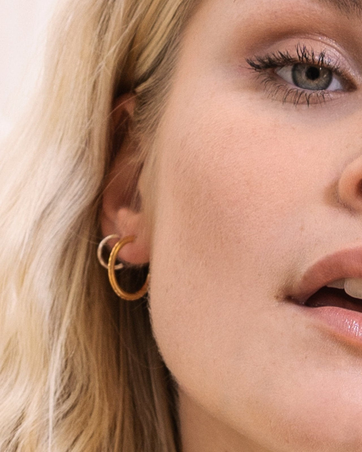 Boucles d'oreilles Créoles Perles Blanches - Élégance intemporelle et raffinement contemporain