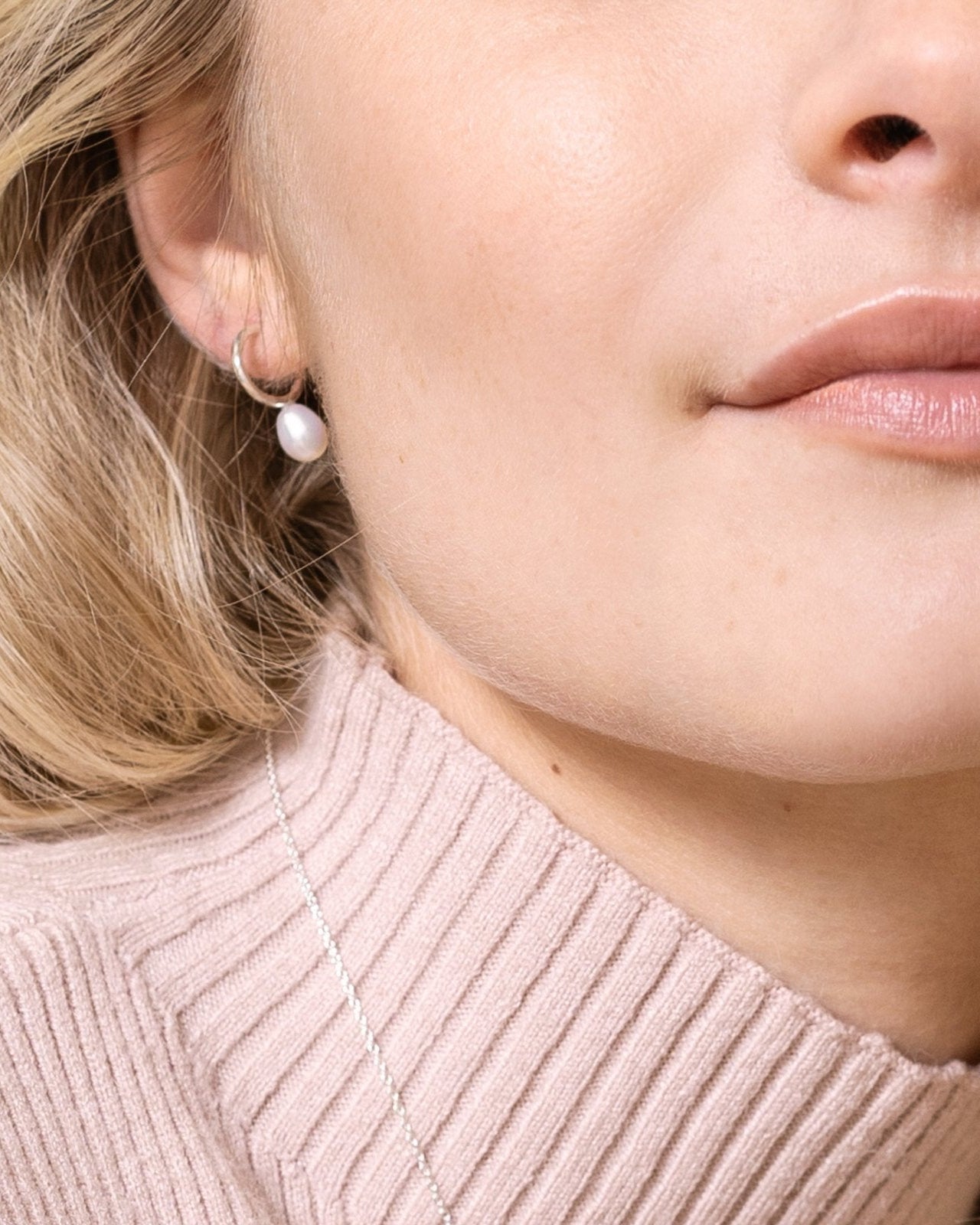 Boucles d'oreilles Créoles Perles Blanches - Élégance intemporelle et raffinement contemporain