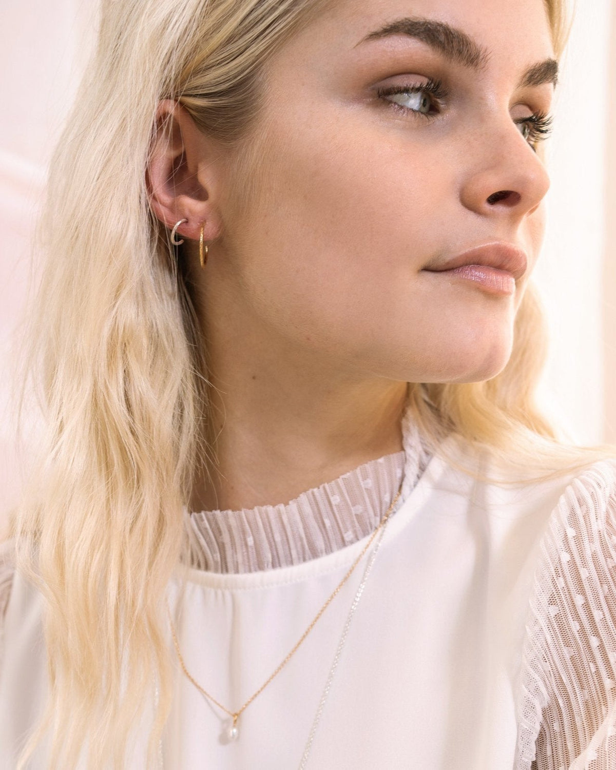 Boucles d'oreilles Créoles Perles Blanches - Élégance intemporelle et raffinement contemporain