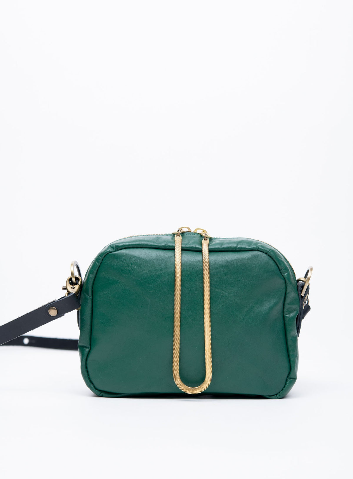 Sac à main en cuir avec ganse bandoulière et breloque de laiton modèle CARTIER