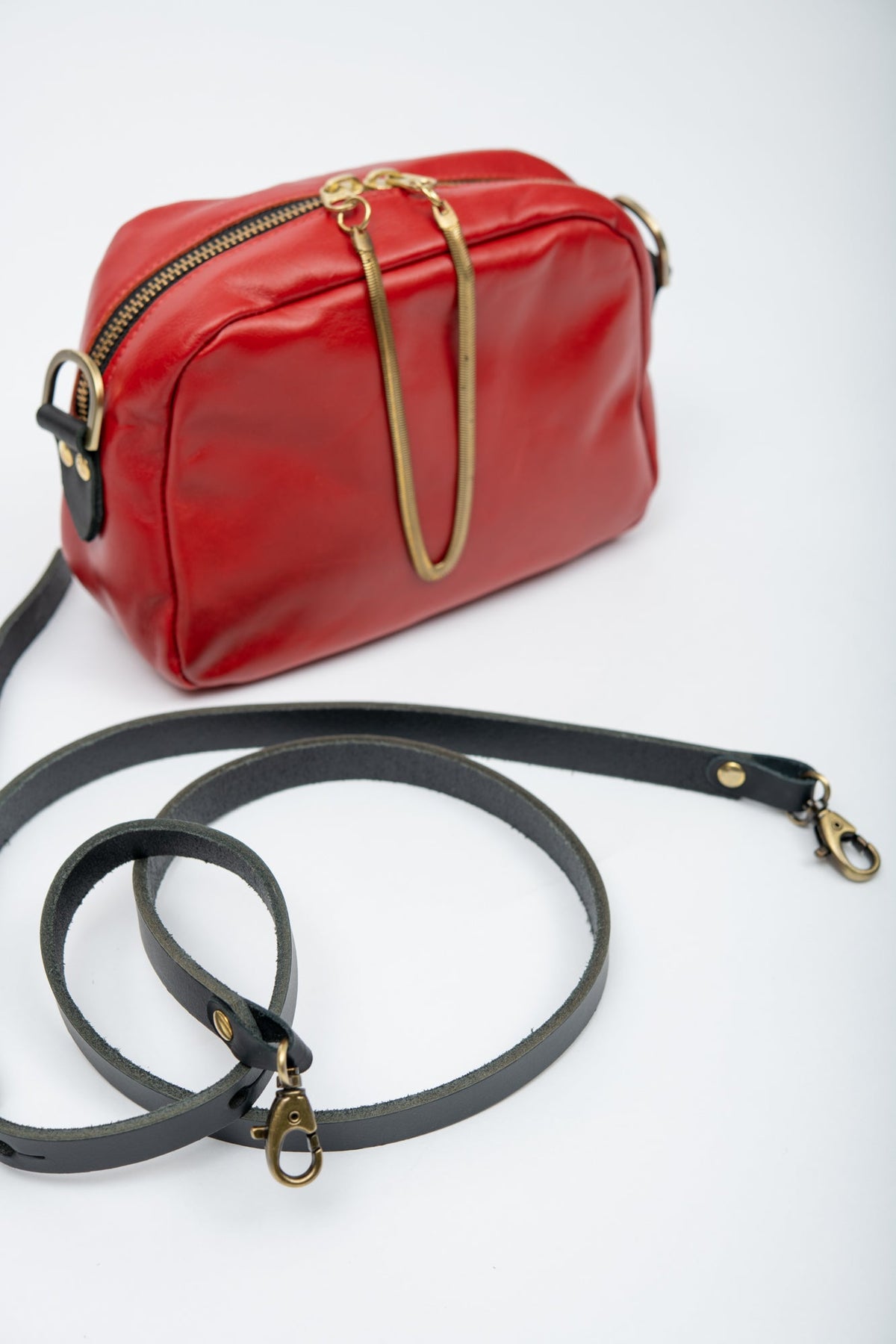 Sac à main en cuir avec ganse bandoulière et breloque de laiton modèle CARTIER