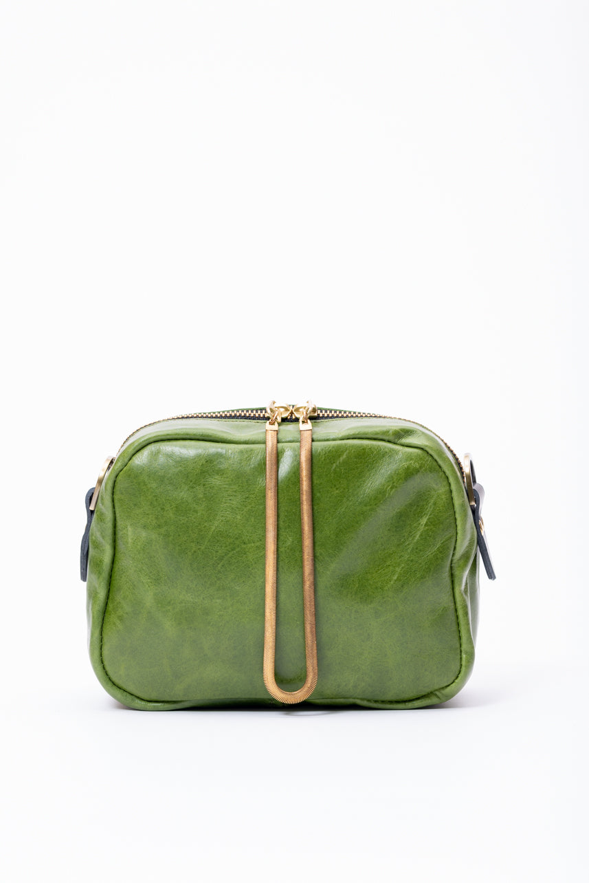 Sac à main en cuir avec ganse bandoulière et breloque de laiton modèle CARTIER