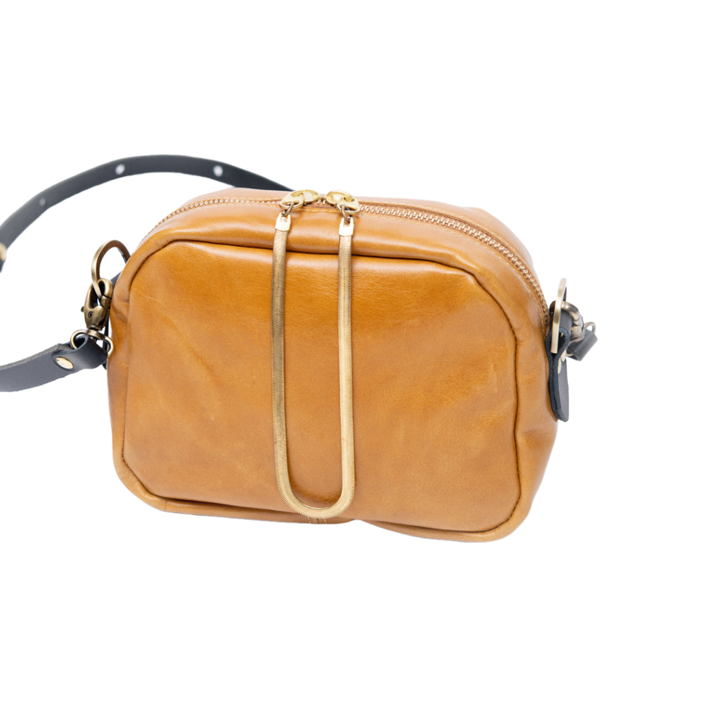 Sac à main en cuir avec ganse bandoulière et breloque de laiton modèle CARTIER