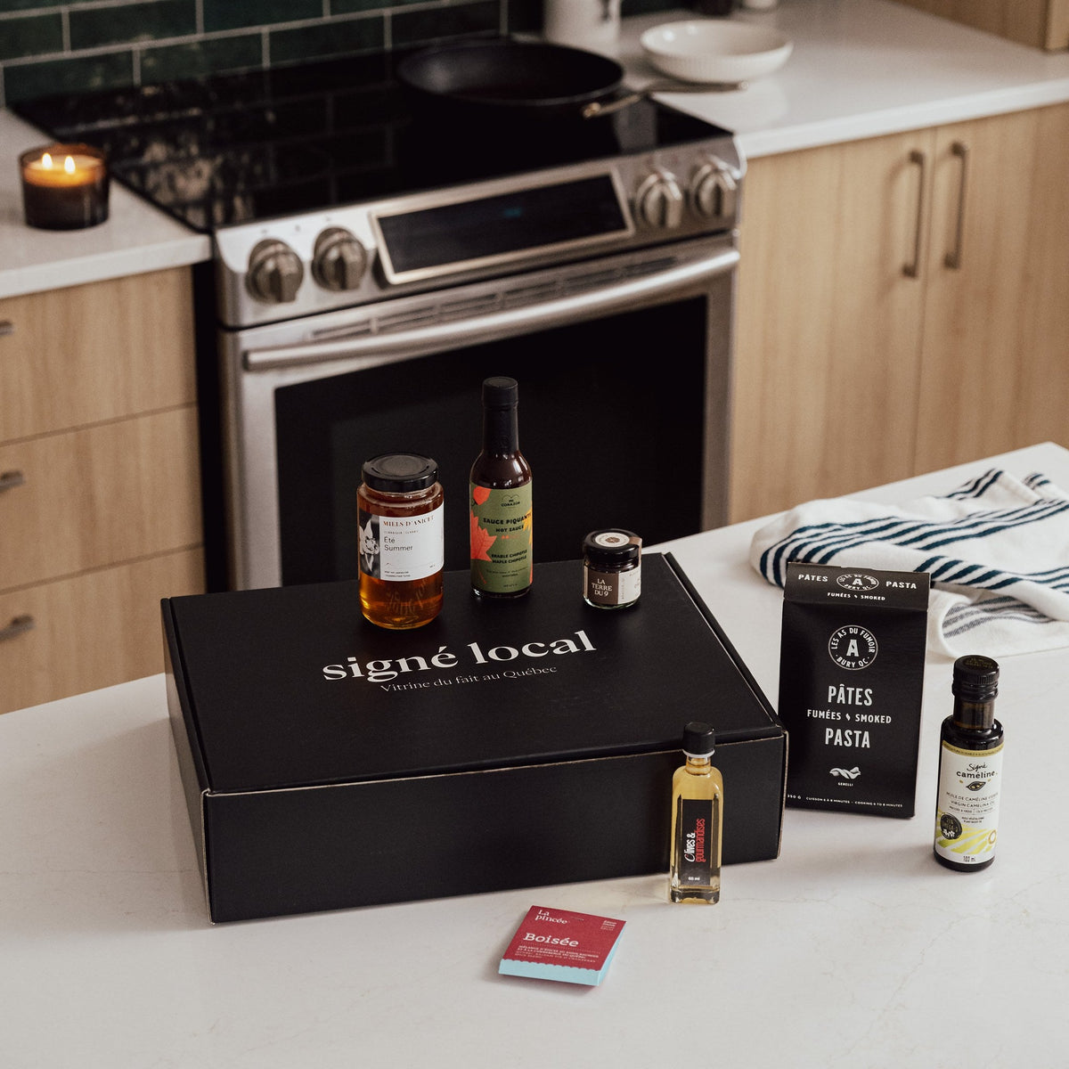 La nouvelle boîte noire Signé Local de l'édition de luxe, posée sur un comptoir de cuisine