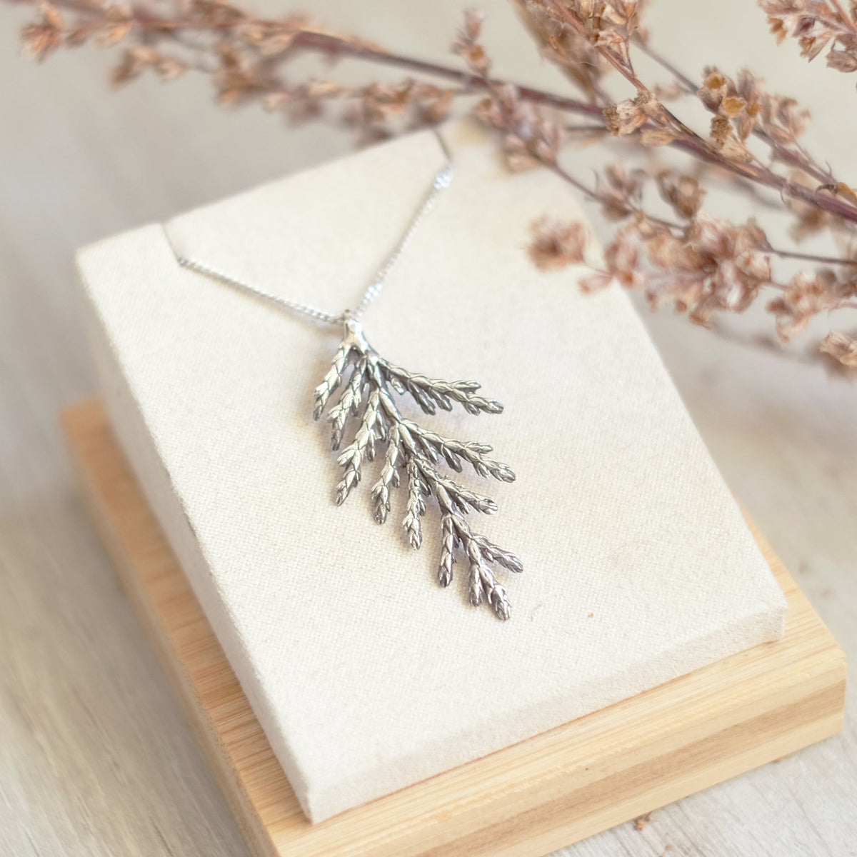 Collier branche de cèdre, grand