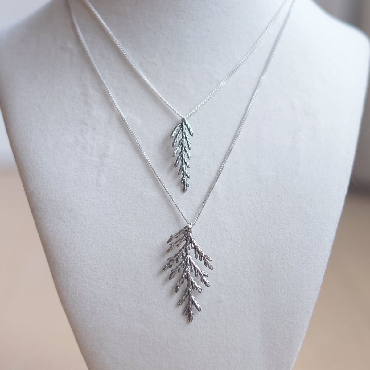 Collier branche de cèdre, grand