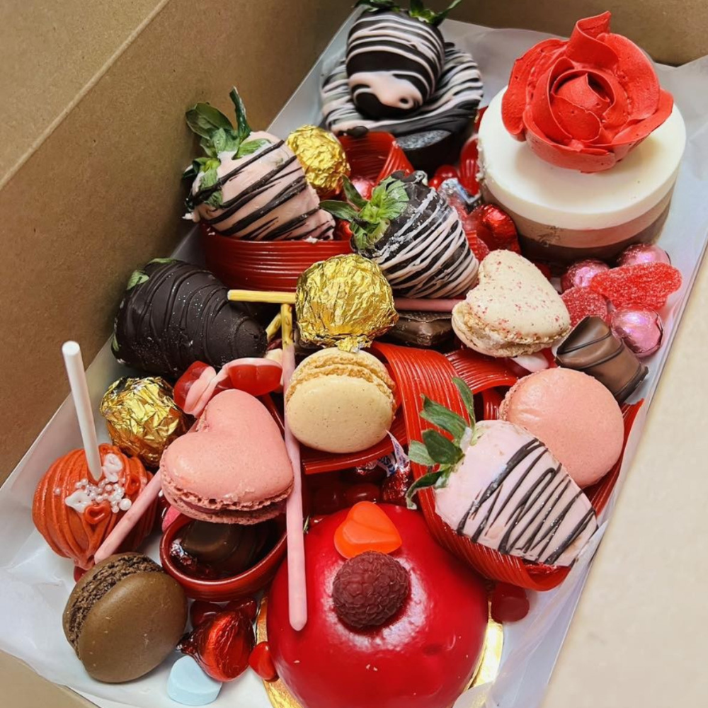 Gâteau de fête et sucreries pour un groupe - Pensée Gourmande