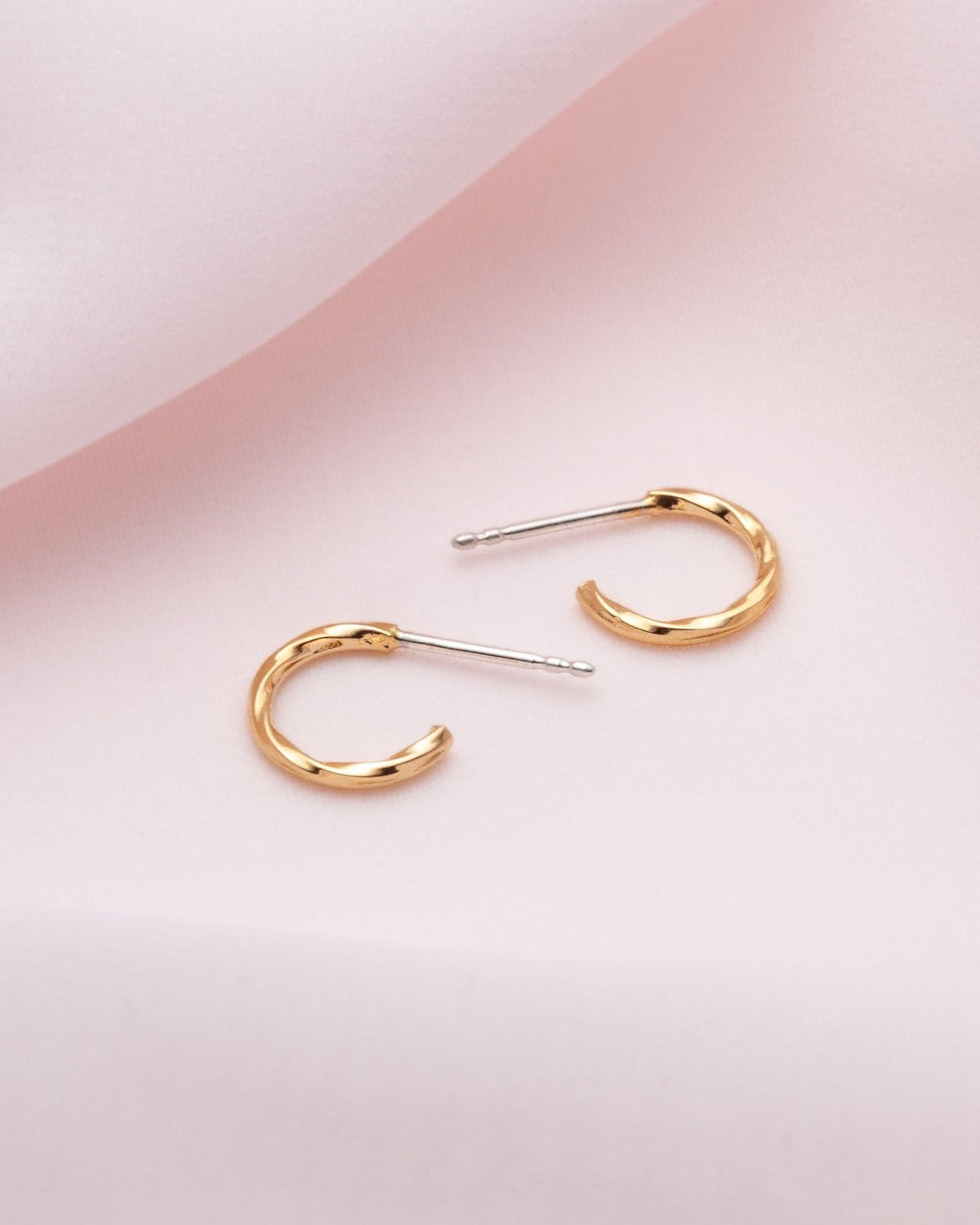 Boucles d'oreilles Créoles Perles Blanches - Élégance intemporelle et raffinement contemporain