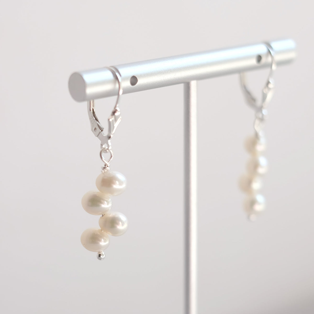 Boucles d'oreilles quatre perles d'eau douce crème