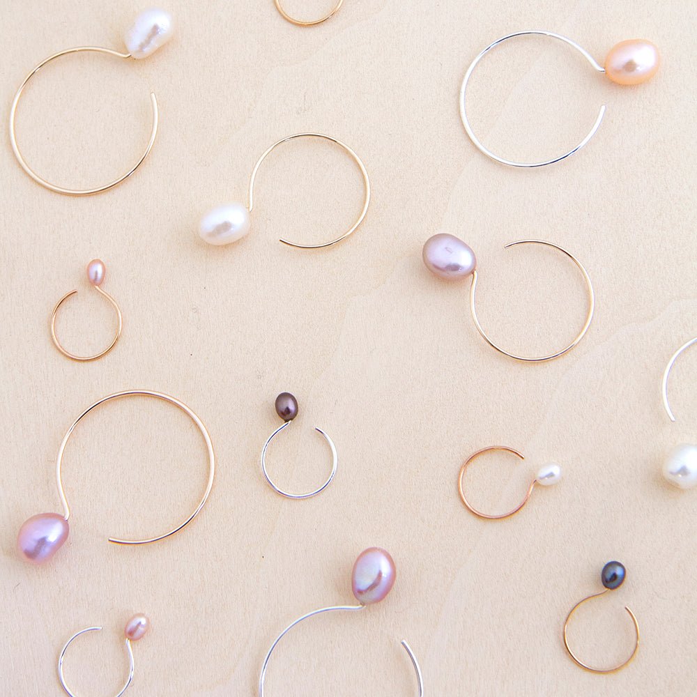 Boucles d’oreilles anneaux en or laminé 14k avec perle baroque de couleur ivoire - 24 mm