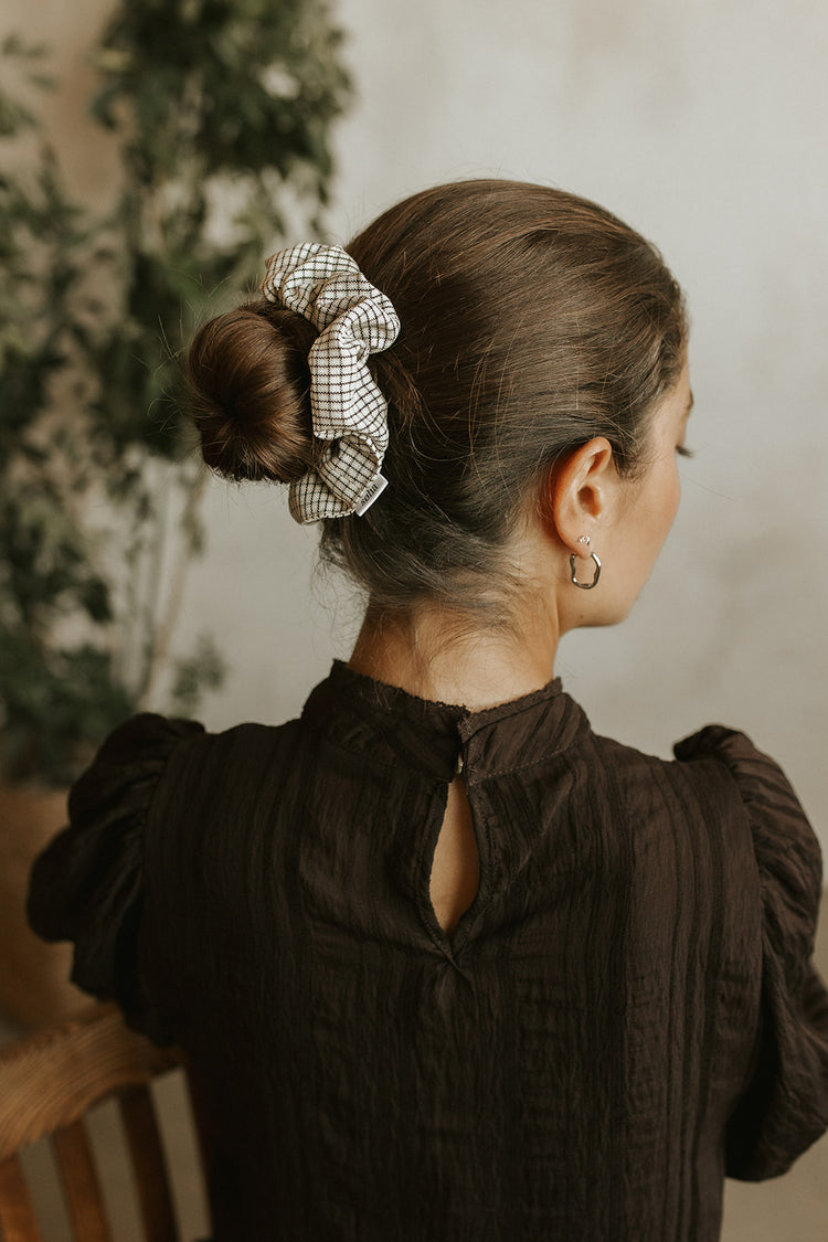 Chouchou Boutique Soha porté dans un chignon