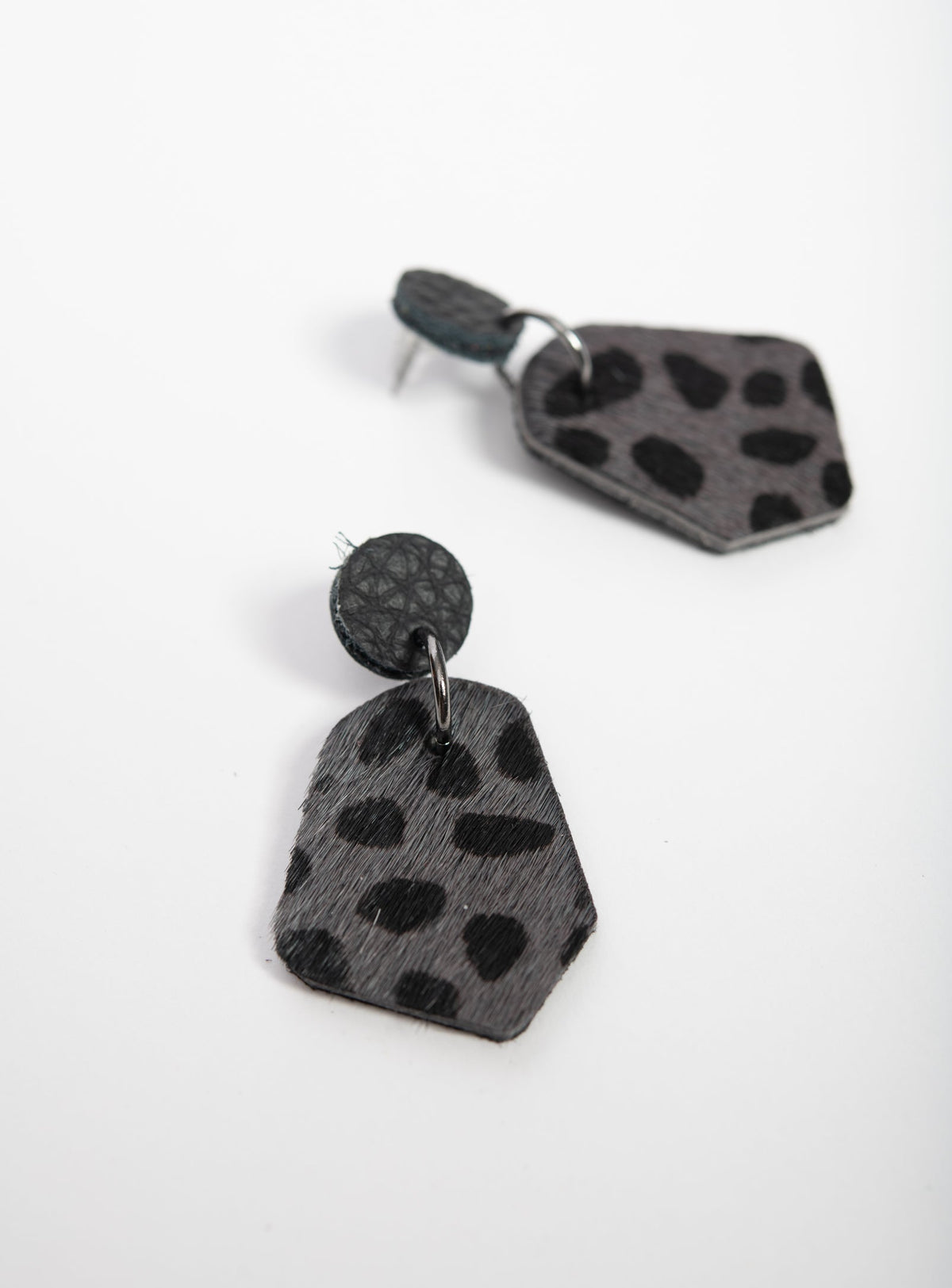 Granges boucles d'oreilles géométriques en cuir modèle DÉLIMA