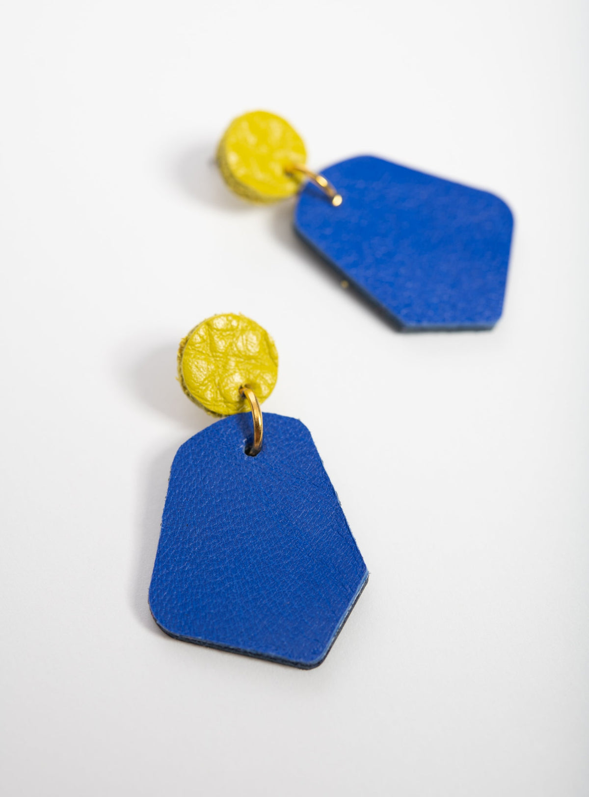 Granges boucles d'oreilles géométriques en cuir modèle DÉLIMA