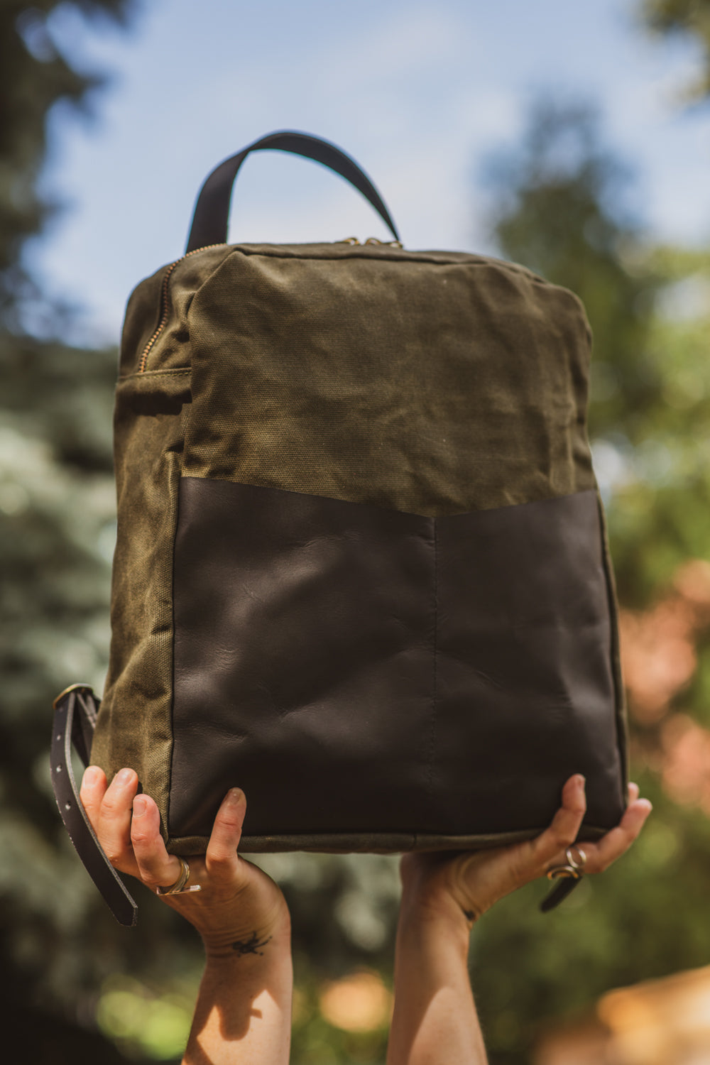 Sac à dos en cuir et coton ciré modèle GILFORD