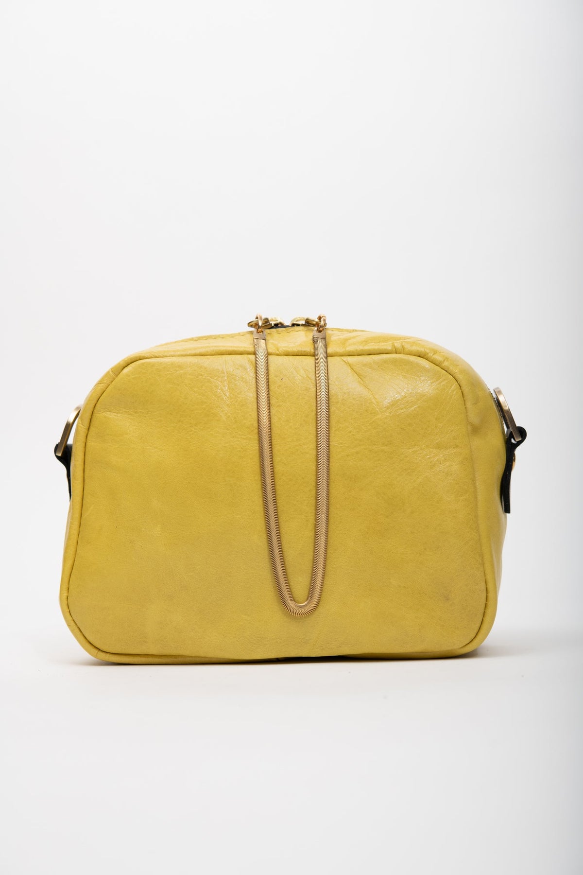 Sac à main en cuir avec ganse bandoulière et breloque de laiton modèle CARTIER