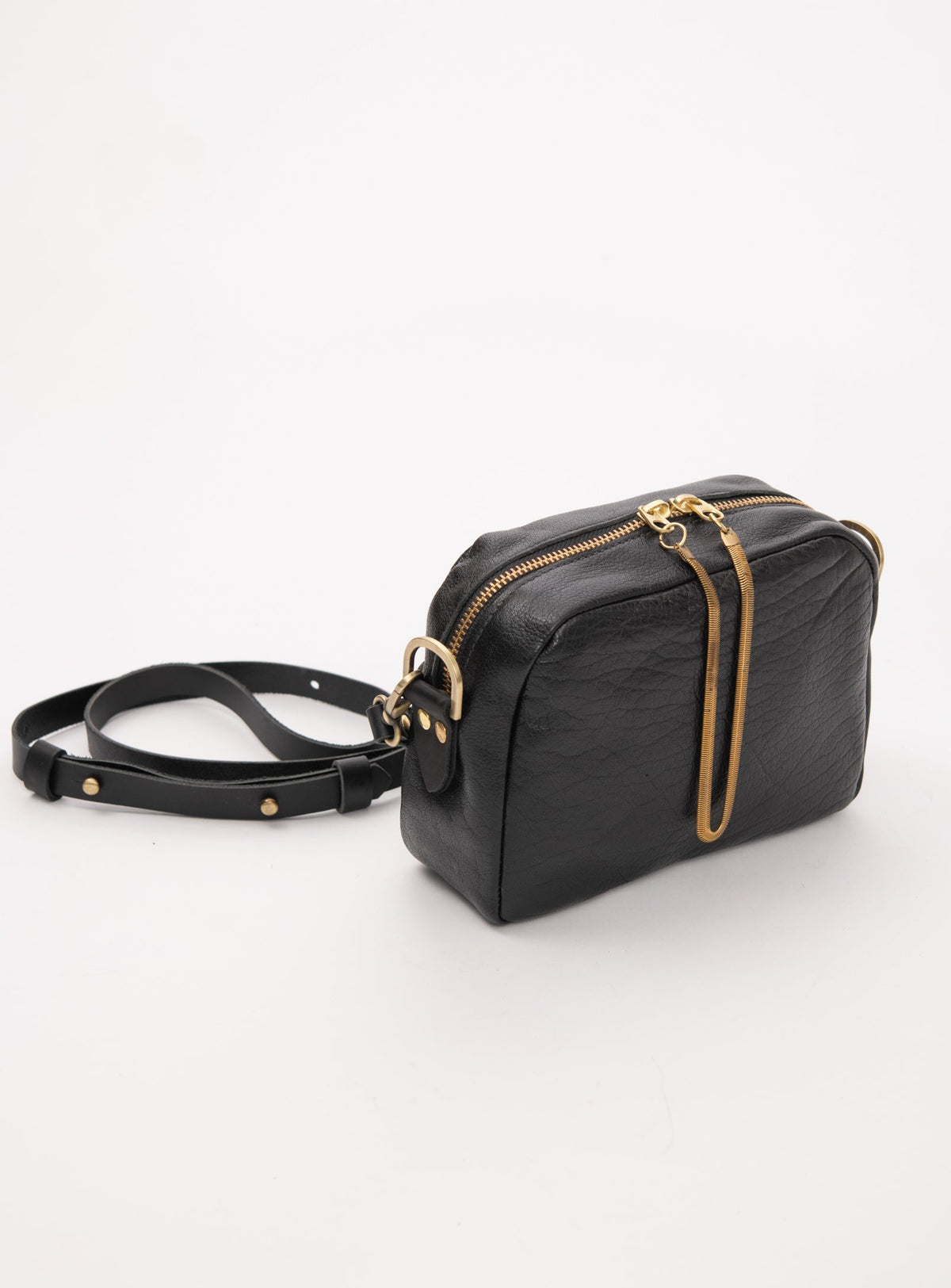 Sac à main en cuir avec ganse bandoulière et breloque de laiton modèle CARTIER