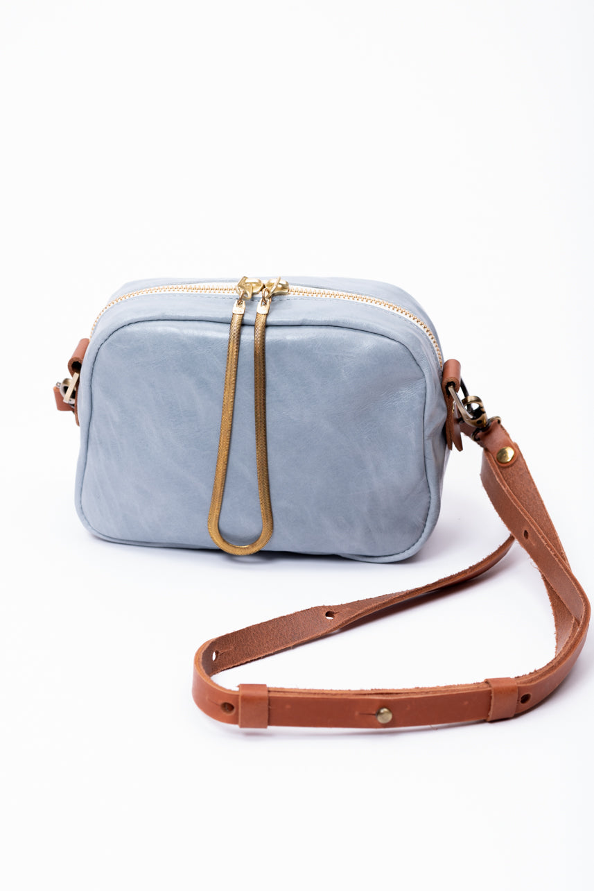 Sac à main en cuir avec ganse bandoulière et breloque de laiton modèle CARTIER