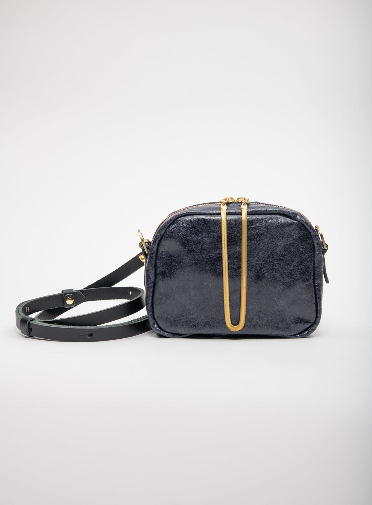 Sac à main en cuir avec ganse bandoulière et breloque de laiton modèle CARTIER
